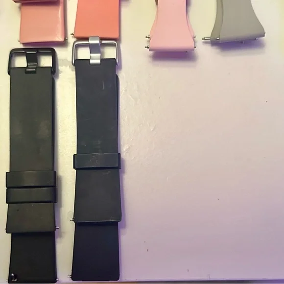 Fitbit Versa Watch + Band Bundle + Charger + Screen Protectors - Picture 9 of 12